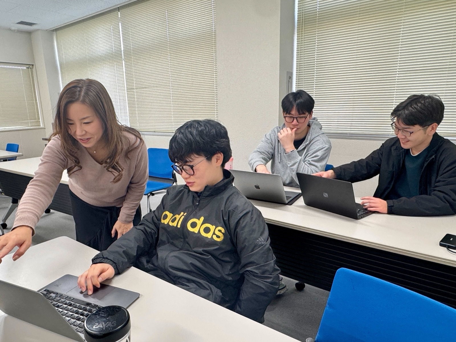 学生に声をかけながら進む授業
